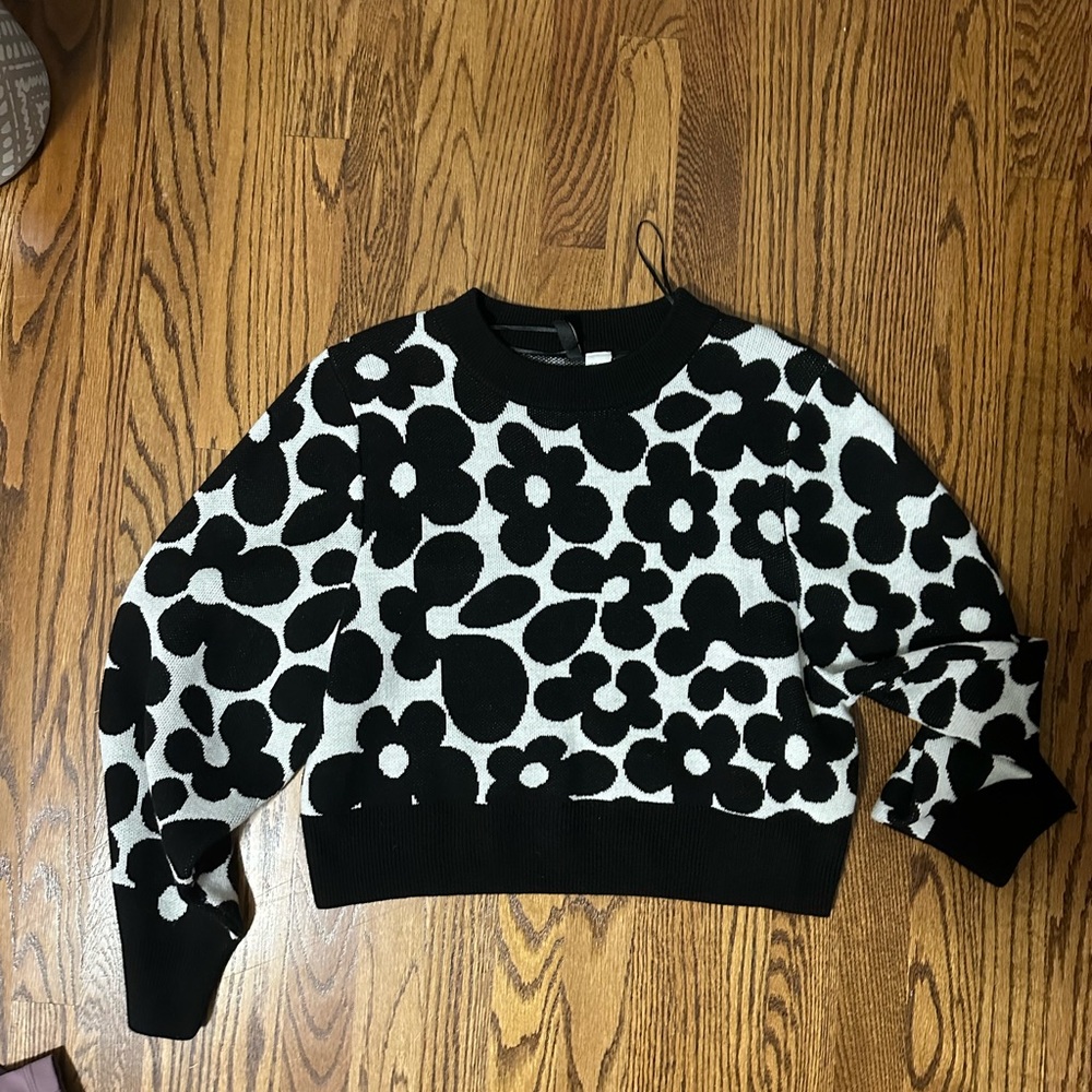 Black and white flower top